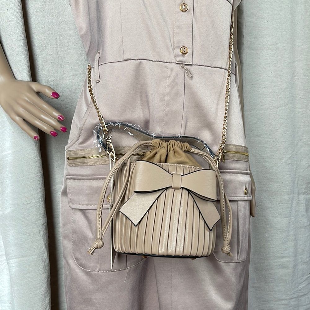 Adorable tan pleated crossbody bucket bag. - Picture 5 of 8